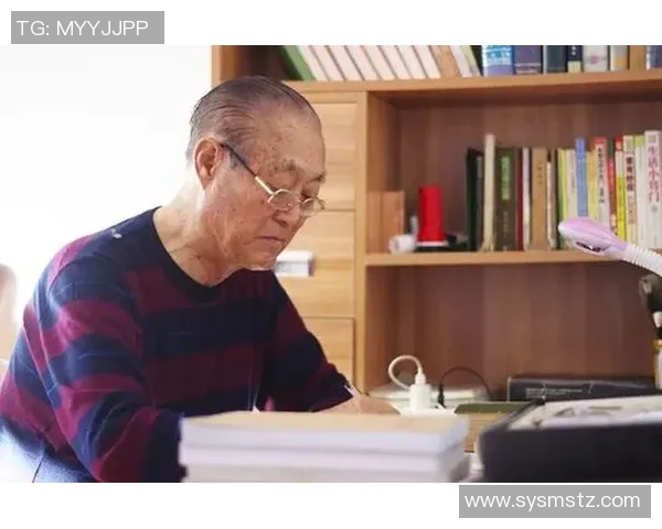 足球明星化身陪伴者守护老人晚年生活温情故事